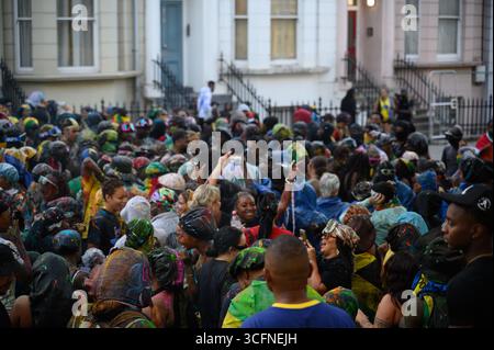 Londra, Regno Unito. 24 agosto 2025. Carnevale di Notting Hill, sfilata di J'Ouvert per aprire il carnevale, dove le persone spruzzano colorate vernice credito: Mary-Lu Bakker/Alamy Live News Foto Stock