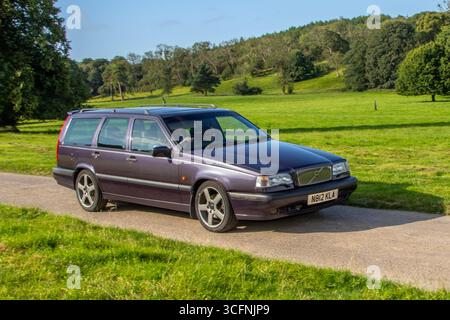 1995 90s Novanta Purple Volvo Estate 850 T5-R, auto executive compatta a benzina da 2310 cc; Renntag High Peformance Vehicles Explosive Show Event presso Leighton Hall Estate, Carnforth, Regno Unito Foto Stock