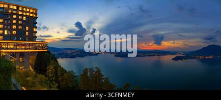 Vista del tramonto dal monte Burgenstock che si affaccia sul lago di Lucerna in Svizzera Foto Stock