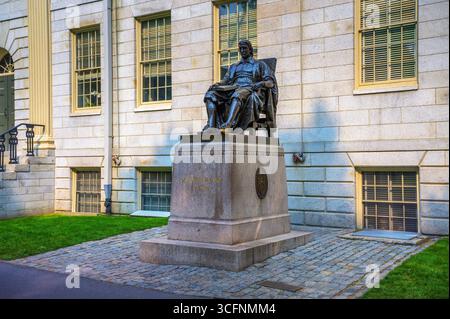 Statua di John Harvard al campus dell'Università di Harvard a Cambridge, Massachusetts Foto Stock