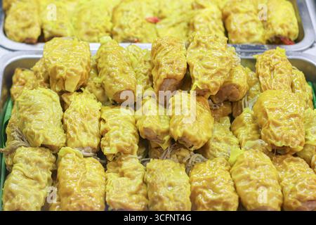 Gnocchi tailandesi al vapore o shumai con maiale e funghi enoki, involtini di wonton dorati, gustoso cibo di strada asiatico popolare nei mercati locali. Foto Stock