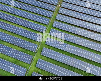 Vista aerea della fattoria solare. Energia rinnovabile sostenibile e moderna tecnologia fotovoltaica per una produzione di energia elettrica ecocompatibile. Energia solare Foto Stock