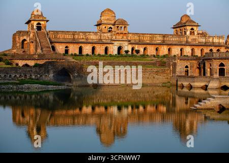 Jahaz Mahal, Palazzo delle navi e lago blu all'alba. Mandu, Madhya Pradesh, India. Antica architettura indiana sullo sfondo Foto Stock