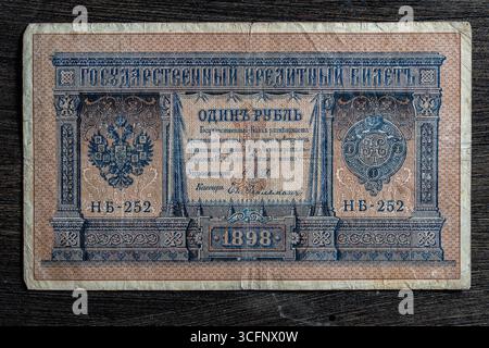 Il rublo Zar era molto vecchio e usurato alla fine del diciannovesimo secolo. Banconota da rublo russo imperiale d'epoca dalla Russia zarista, da vicino Foto Stock