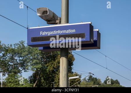 Fahrgastinformation zu Verspätung bei der Deutschen Bahn 23.08.25, Selters: Symbolfoto, Illustrationsbild, Symbolbild, Illustrationsfoto, Alltagsszene digitale FahrgastInformation mit Lautsprecher an einem Bahnhof in Deutschland. DAS display zeigt eine Verspätung von zehn Minuten Symbolbild für Zugverspätungen und Probleme im Bahnverkehr. Selters Hessen Deutschland *** informazioni sui passeggeri in ritardo alla Deutsche Bahn 23 08 25, foto simbolo Selters, immagine illustrazione, immagine simbolo, foto illustrazione, scena di tutti i giorni informazioni digitali sui passeggeri con l'altoparlante in una stazione ferroviaria in Germania Foto Stock