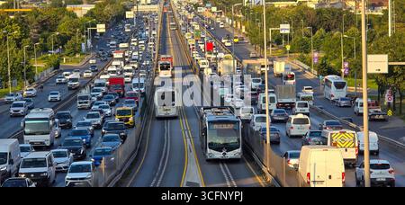 Strada principale trafficata a Türkiye Istanbul su entrambi i lati, ma sembra che i trasporti pubblici non siano influenzati dal traffico. Foto Stock