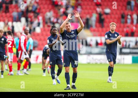 AESSEAL New York Stadium, Rotherham, Inghilterra - 23 agosto 2025 Paul Mullin (10) di Wigan Athletic riconosce i tifosi del Wigan Athletic - dopo la partita Rotherham United contro Wigan Athletic, Sky Bet League One, 2024/25, AESSEAL New York Stadium, Rotherham, Inghilterra - 23 agosto 2025 crediti: Mathew Marsden/WhiteRosePhotos/Alamy Live News Foto Stock