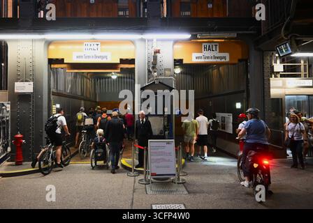 Amburgo, Sehenswürdigkeit: Der 1911 eröffnete St. Pauli-Elbtunnel - in Abgrenzung zum seit 1975 bestehenden Neuen Elbtunnel auch alter Elbtunnel genannt - unterquert die Norderelbe auf einer Länge von 426,5 Metern und verbindet mit zwei Tunnelröhren die nördliche Hafenkante bei den St. Pauli-Landungsbrücken - Nordeingang mit der Elbinsel Steinwerder - Südeingang. Er wird als öffentlicher Verkehrsweg sowohl von Fussgängern und Radfahrern als auch eingeschränkt von Kraftfahrzeugen genutzt. Foto: Aufzug bzw Lastenaufzüge beim Nordeingang vom alten Elbtunnel *** Amburgo, visita di St Pauli E. Foto Stock