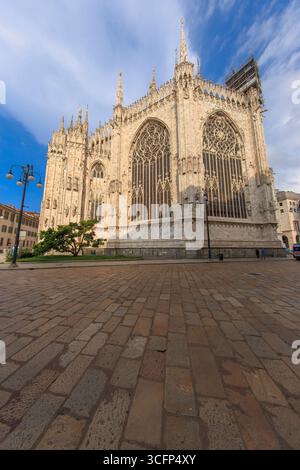 Milano, Italia - 23 agosto 2025: Vista panoramica su Piazza del Duomo a Milano, scattata durante una luminosa giornata estiva Foto Stock