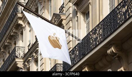 PARIGI, FRANCIA - 4 OTTOBRE 2019: Bandiera di mela sull'edificio del negozio di mele presso la famosa Avenue des Champs-Elysees. Apple Inc. È una delle tecnologie Big Four. Foto Stock