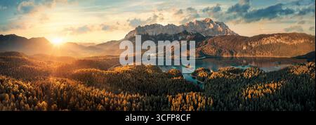 Vista panoramica aerea maestosa del lago Eibsee in Germania con una splendida alba, con le Alpi sullo sfondo Foto Stock