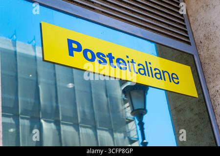 Poste italiane finestra della facciata ufficio postale italiano. Ingresso dell'edificio. Logo giallo. Italia, Roma - 12 luglio 2025 Foto Stock