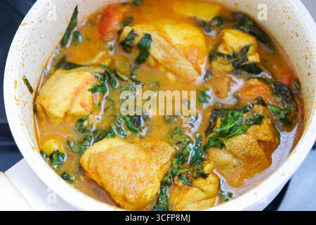 Cibo indonesiano fatto in casa, pollo al basilico piccante o ayam rica kemangi Foto Stock