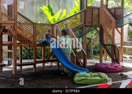Adorabile bambino maschio che esplora Bali Foto Stock