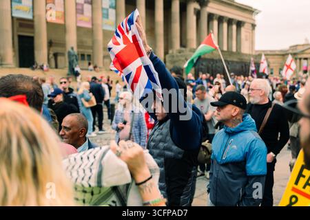 Protesta per la deportazione di massa dell'UKIP e contro la protesta a Liverpool. Scontri tra polizia, manifestanti e contro manifestanti per tutto il giorno. Foto Stock