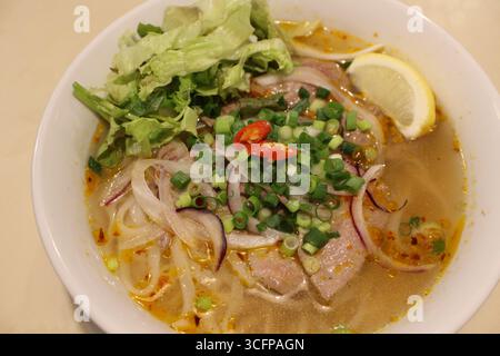 Cucina vietnamita: pho bo hue (spaghetti di riso piccanti con manzo) Foto Stock