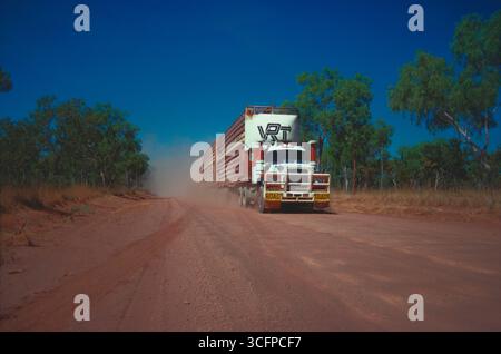 Australia. Queensland. Treno stradale. Trasporto di bestiame su strade sterrate polverose. Foto Stock