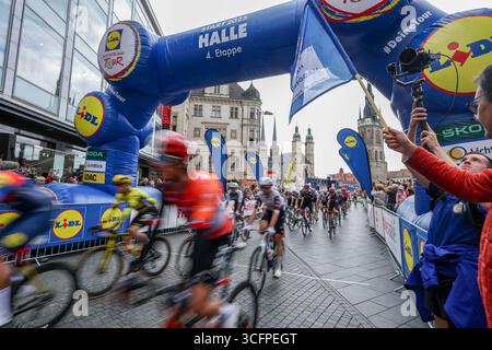 24 agosto 2025, Sassonia-Anhalt, Halle (Saale): Ciclismo: Deutschland Tour, Halle/Saale - Magdeburgo (163,70 km), quarta tappa. I motociclisti iniziano al mercato di Halle. Foto: Jan Woitas/dpa Foto Stock