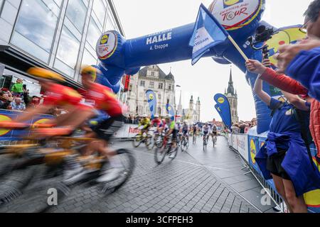 24 agosto 2025, Sassonia-Anhalt, Halle (Saale): Ciclismo: Deutschland Tour, Halle/Saale - Magdeburgo (163,70 km), quarta tappa. I motociclisti iniziano al mercato di Halle. Foto: Jan Woitas/dpa Foto Stock