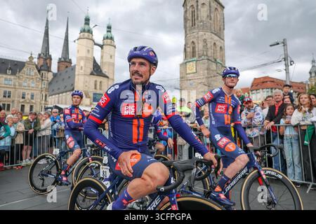 24 agosto 2025, Sassonia-Anhalt, Halle (Saale): Ciclismo: Tour della Germania, Halle/Saale - Magdeburgo (163,70 km), tappa 4. John Degenkolb tedesco del Team picnic PostNL si trova al mercato di Halle prima della partenza. Foto: Jan Woitas/dpa Foto Stock