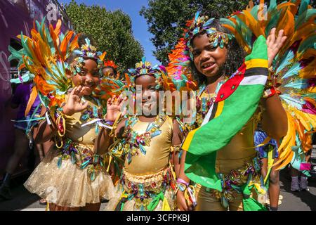 Londra, Regno Unito. 24 agosto 2025. Partecipanti e festeggiatori alla parata annuale dei bambini a Notting Hill Carnival Sunday. Il Carnevale di Notting Hill a Londra è il più grande festival di strada d'Europa e il secondo carnevale di strada più grande del mondo dopo Rio, attirando regolarmente circa 2 milioni di persone durante le festività. Crediti: Imageplotter/Alamy Live News Foto Stock