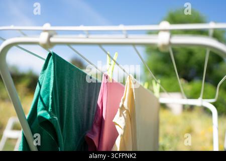 Asciugare i vestiti su una stoffa in una giornata estiva di sole Foto Stock