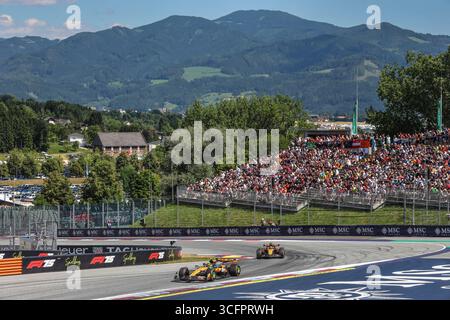 Austria, 28 giugno 2025. Formula 1 MSC Cruises Gran Premio d'Austria al Red Bull Ring di Spielberg, Austria nella foto: Lando Norris del Regno Unito e il team McLaren di Formula 1 alla guida della (4) McLaren MCL39 davanti a Oscar Piastri dell'Australia e al team McLaren di Formula 1 alla guida della (81) McLaren MCL39 Mercedes in pista © Piotr Zajac/Alamy Live News Foto Stock