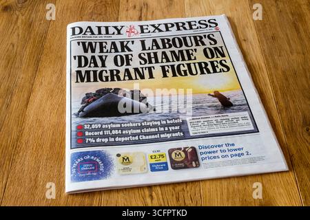 22 agosto 2025. Il titolo in prima pagina del Daily Express recita "la giornata della vergogna dei laburisti deboli" sulle cifre dei migranti. Foto Stock
