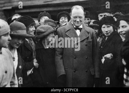 GLASGOW, SCOZIA, Regno Unito - 09 ottobre 1918 - il ministro delle munizioni Winston Churchill incontra le lavoratrici presso le officine di Georgetown nei pressi di Glasgow Foto Stock