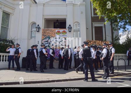 Londra, Regno Unito. 24 agosto 2025. Gli agenti di polizia arrivano il giorno di apertura del Carnevale di Notting Hill 2025, noto come giornata della famiglia. Crediti: Vuk Valcic/Alamy Live News Foto Stock