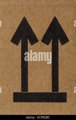 tenere in posizione verticale la freccia verso l'alto le frecce verso l'alto le frecce verso l'alto la freccia verso l'alto - simbolo riportato sulla confezione di cartone Foto Stock