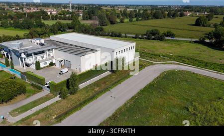 Cremona, Italia - 22 agosto 2025 moderno edificio industriale bianco con pannelli solari nella campagna italiana vicino a Milano Lombardia fornendo Data Center Foto Stock