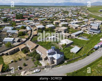 Villaggio rurale con case sparse e strade circondate da un paesaggio verde, vista aerea, Noratus, Noradus, provincia di Gegharkunik, Armenia Foto Stock