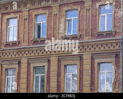 Frammento di una vecchia casa in mattoni rossi, Nizhny Novgorod, Russia Foto Stock