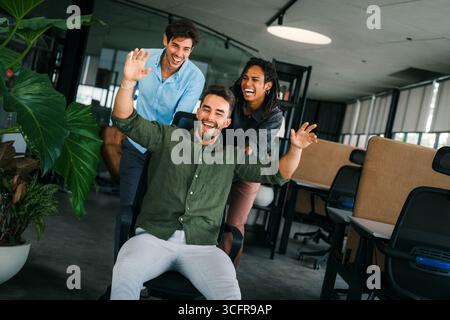 Ritratto di giovani dipendenti e dipendenti che lavorano in un ufficio moderno e creativo. Team building Foto Stock