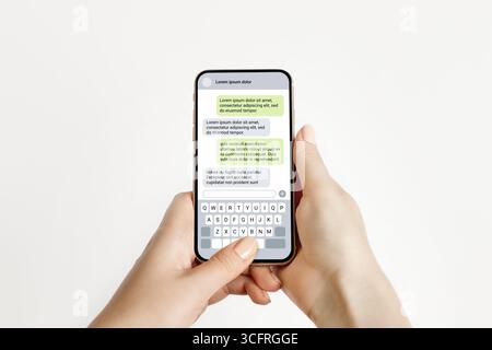 telefono con mano femminile con messaggi di testo isolati su sfondo bianco. chat di messaggistica sms. chiacchierare con un amico Foto Stock