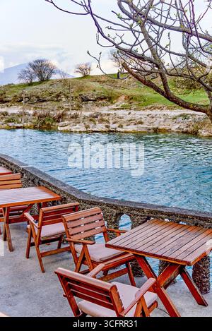 Ristorante e caffetteria all'aperto con vista sul fiume Moraca a Podgorica in Montenegro Foto Stock
