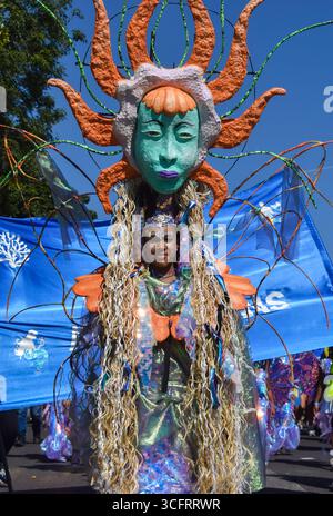 Londra, Inghilterra, Regno Unito. 24 agosto 2025. I bambini in costumi elaborati partecipano alla sfilata il giorno di apertura del Carnevale di Notting Hill 2025, noto come giornata della famiglia. (Credit Image: © Vuk Valcic/ZUMA Press Wire) SOLO PER USO EDITORIALE! Non per USO commerciale! Foto Stock