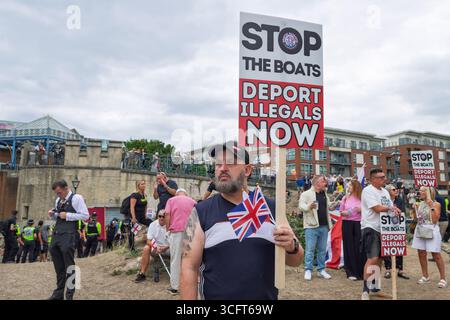 Ferma le barche / ferma i manifestanti dell'immigrazione partecipano a una protesta contro i richiedenti asilo a Bristol, Regno Unito. 23 agosto 2025 Foto Stock