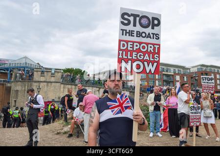 Ferma le barche / ferma i manifestanti dell'immigrazione partecipano a una protesta contro i richiedenti asilo a Bristol, Regno Unito. 23 agosto 2025 Foto Stock