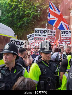 Ferma le barche / ferma i manifestanti dell'immigrazione partecipano a una protesta contro i richiedenti asilo a Bristol, Regno Unito. 23 agosto 2025 Foto Stock