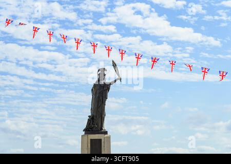 Union Flag Bunting appeso sopra il War Memorial a Troon South Beach, South Ayrshire, Scozia, Regno Unito Foto Stock