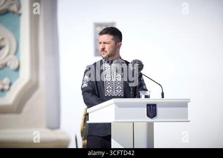 Kiev, Ucraina. 24 agosto 2025. Il presidente ucraino Volodymyr Zelenskyy, tiene un discorso in occasione del giorno dell'indipendenza Ucraina in Piazza Sophia, 24 agosto 2025 a Kiev, Ucraina. Zelensky ha ospitato il primo ministro canadese Mark Carney per l'evento. Credito: Presidenza Ucraina/Ufficio stampa presidenziale ucraino/Alamy Live News Foto Stock
