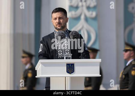 Kiev, Ucraina. 24 agosto 2025. Il presidente ucraino Volodymyr Zelenskyy, tiene un discorso in occasione del giorno dell'indipendenza Ucraina in Piazza Sophia, 24 agosto 2025 a Kiev, Ucraina. Zelensky ha ospitato il primo ministro canadese Mark Carney per l'evento. Credito: Presidenza Ucraina/Ufficio stampa presidenziale ucraino/Alamy Live News Foto Stock