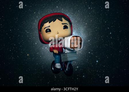 Figure Funko POP in vinile di Elliott e E.T su una bicicletta personaggi del film E.T The Extra Terrestrial in un cielo stellato. Editoriale illustrativo Foto Stock