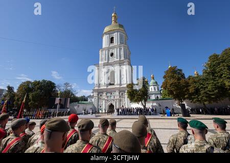 Kiev, Ucraina. 24 agosto 2025. I soldati ucraini si trovano di fronte alla cattedrale di Santa Sofia come presidente Volodymyr Zelenskyy, mentre commenta il giorno dell'indipendenza Ucraina in piazza Sophia, il 24 agosto 2025 a Kiev, Ucraina. Zelensky ha ospitato il primo ministro canadese Mark Carney per l'evento. Credito: Presidenza Ucraina/Ufficio stampa presidenziale ucraino/Alamy Live News Foto Stock