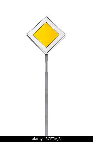 Un segnale stradale prioritario giallo montato su un palo metallico, isolato su uno sfondo bianco. L'immagine mostra un chiaro simbolo del traffico a priori Foto Stock