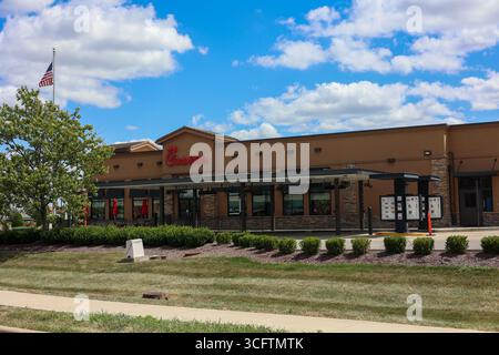 Clarksville, Indiana USA 24 agosto 2025: Un parcheggio vuoto a Chick-fil-A a Clarksville, Indiana Foto Stock