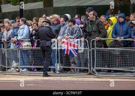 Lunedì 5 maggio 2025 migliaia di persone si sono riunite per celebrare il 80° anniversario della fine della seconda guerra mondiale in Europa. Una parata commemorativa viaggiò dal Parlamento, lungo Whitehall, e lungo il Mall fino a Buckingham Palace. Foto Stock