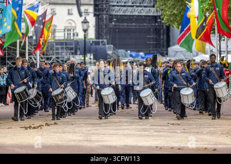 Lunedì 5 maggio 2025 migliaia di persone si sono riunite per celebrare il 80° anniversario della fine della seconda guerra mondiale in Europa. Una parata commemorativa viaggiò dal Parlamento, lungo Whitehall, e lungo il Mall fino a Buckingham Palace. Foto Stock